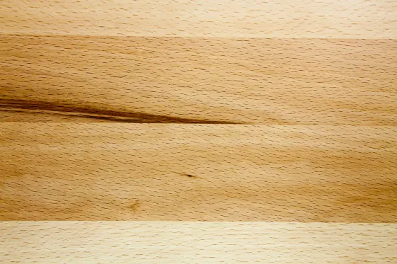 Detail bukové spárovky se světlými lamelami, jemným žíháním a tmavším pruhem jádra.
