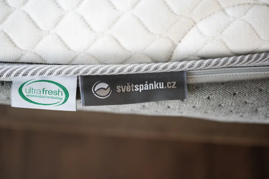 Detail potahu matrace se štítkem antimikrobiální úpravy Ultra-Fresh.